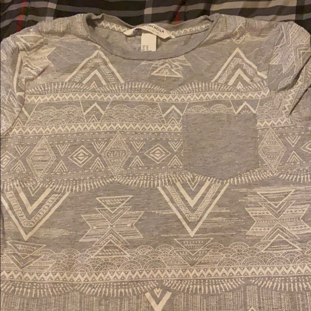 Short sleeve patterned Tee with pocket.